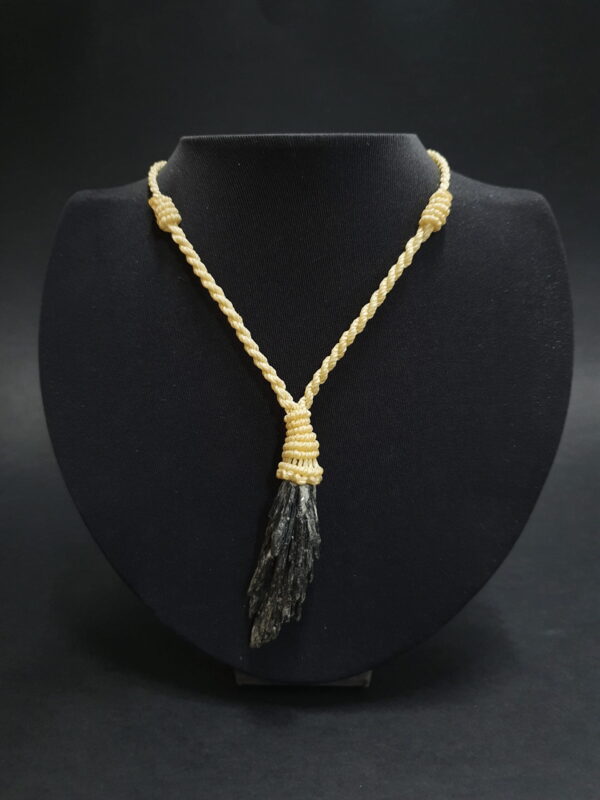 Cianita preta macrame