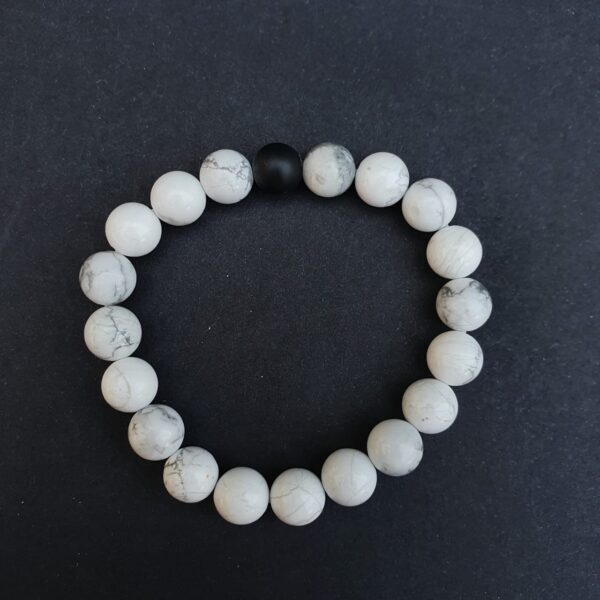 Pulseira bolinha de howlita com obsidiana 8.5 mm