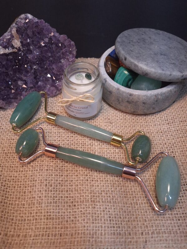 Rolo massageador facial de quartzo verde