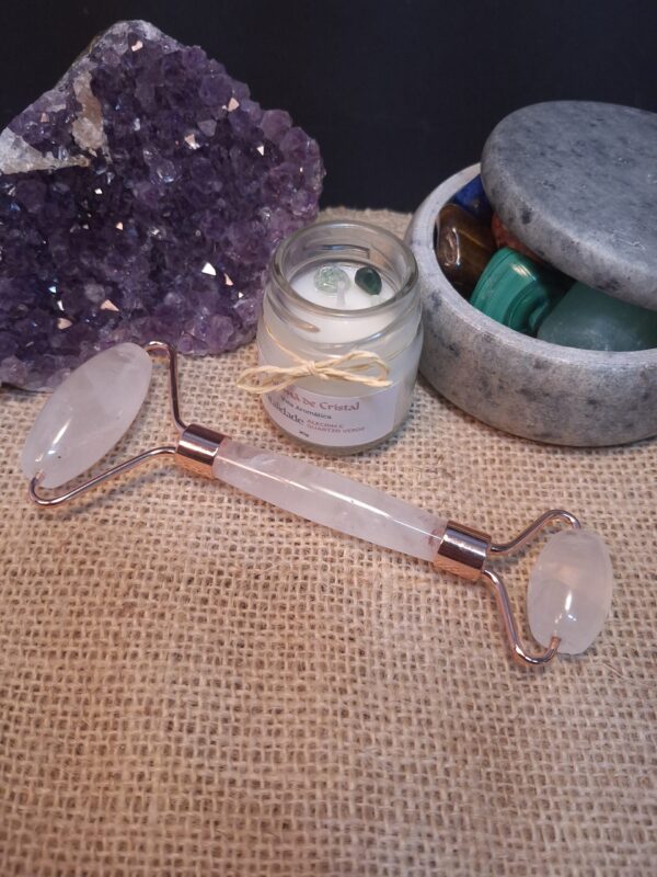Rolo massageador facial de quartzo incolor