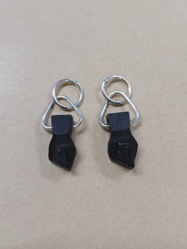Dois pingentes de azeviche natural em formato de figa com prata 925.