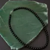 colar azeviche 8mm em chapa de quartzo verde.