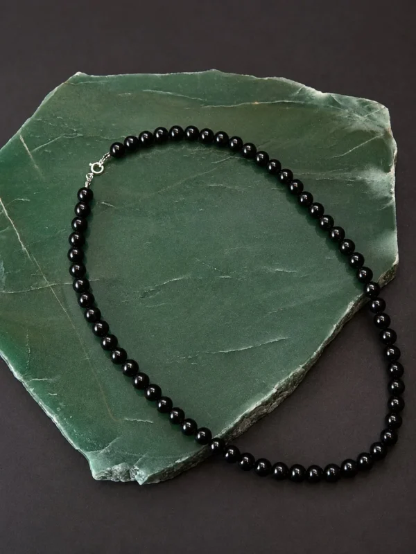 colar azeviche 8mm em chapa de quartzo verde.