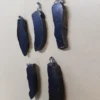 Detalhe da superfície natural do pingente de azeviche em prata 925.