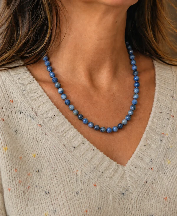 Colar cianita azul bola 8mm natural em bolas utilizado no pescoço.
