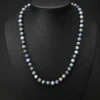 Colar de cianita azul natural em bolas exibido em busto de joalheria.
