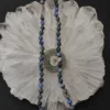 Colar de cianita azul natural com pingente sobre base mineral.