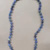 Colar cianita azul bola natural exibido para referência de tamanho.