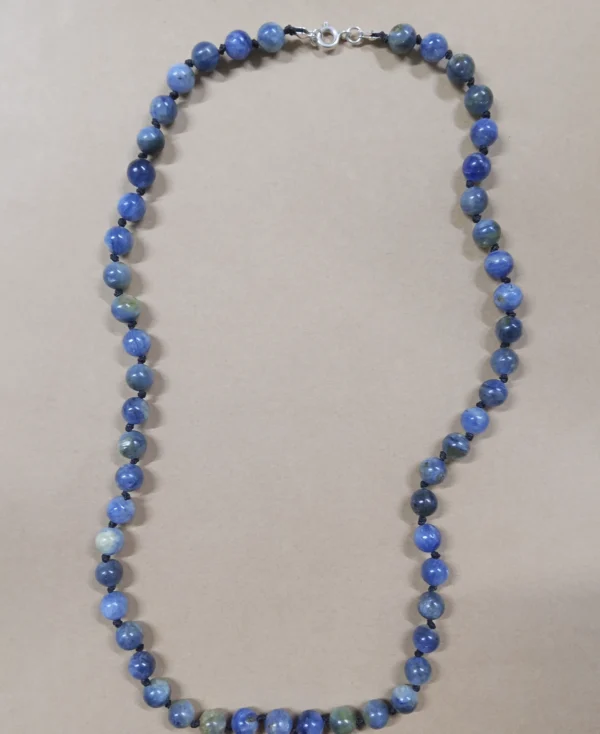 Colar cianita azul bola natural exibido para referência de tamanho.