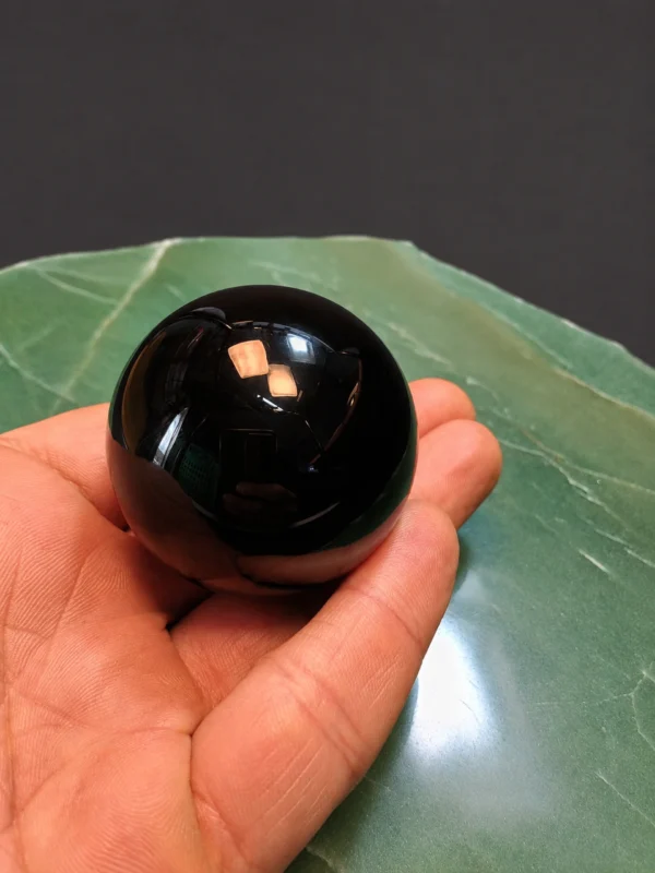 Esfera obsidiana negra natural polida de 5 cm.