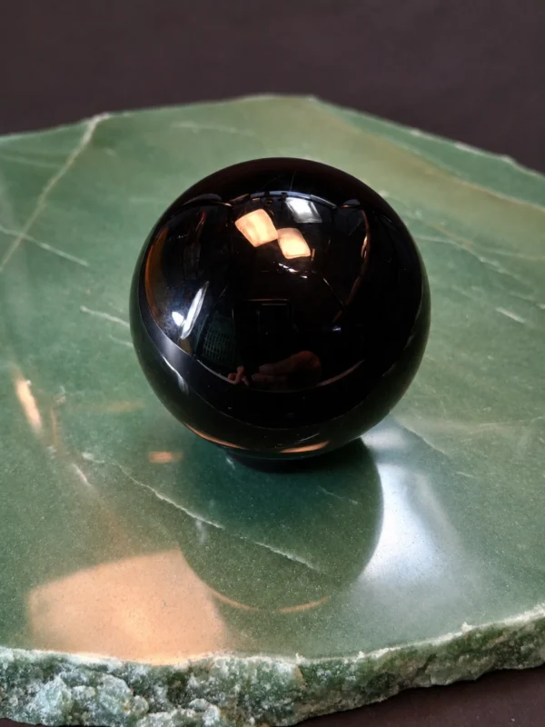 Esfera obsidiana negra natural polida com 5 cm de diâmetro.