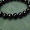 Pulseira Azeviche 10mm com contas naturais polidas em detalhe.