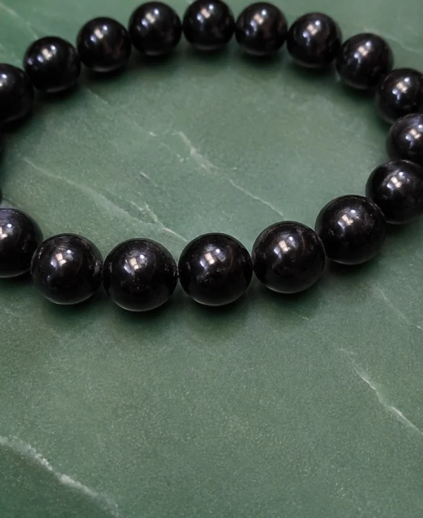 Pulseira Azeviche 10mm com contas naturais polidas em detalhe.