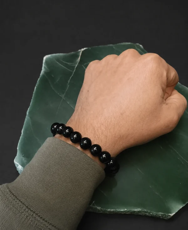 Pulseira Azeviche 10mm sendo utilizada no pulso.