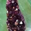 Drusa Ametista natural de 255g com cristais violeta e base polida.
