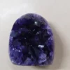 Drusa Ametista com bordas polidas e cristais naturais de quartzo violeta.