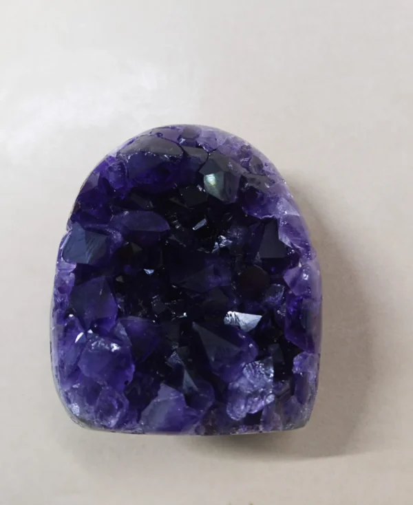 Drusa Ametista com bordas polidas e cristais naturais de quartzo violeta.