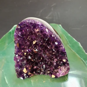 Cristais naturais da Drusa Ametista 710g com brilho e tons violetas.