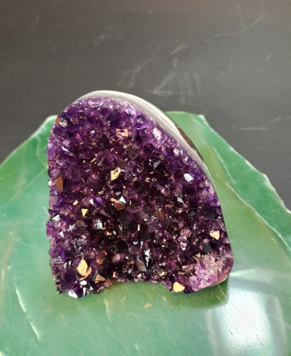 Cristais naturais da Drusa Ametista 710g com brilho e tons violetas.
