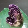 Cristais naturais da Drusa Ametista 750g com brilho e cor violeta intensa.