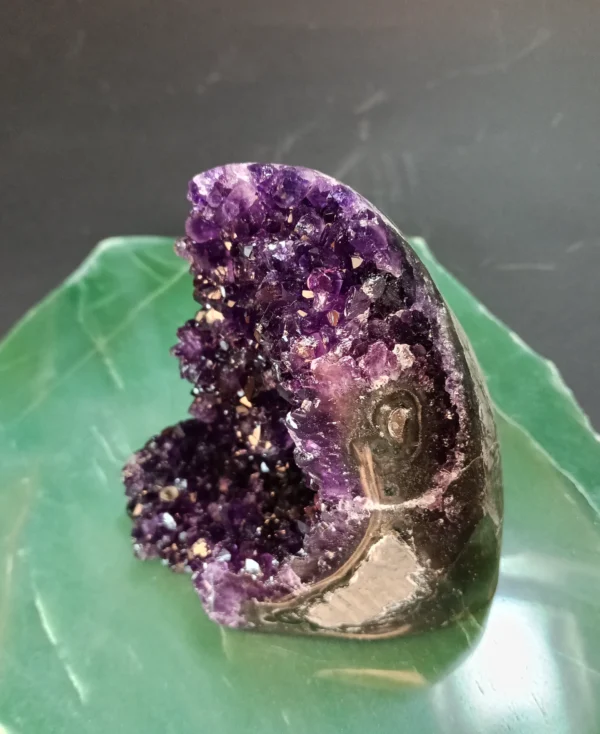 Cristais naturais da Drusa Ametista 750g com brilho e cor violeta intensa.