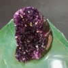 Drusa Ametista natural 750g com cristais violetas e base polida.