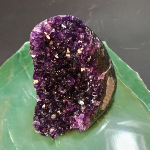 Drusa Ametista natural 750g com cristais violetas e base polida.