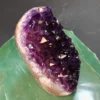 Cristais naturais da Drusa Ametista 805g com brilho intenso e cor violeta.