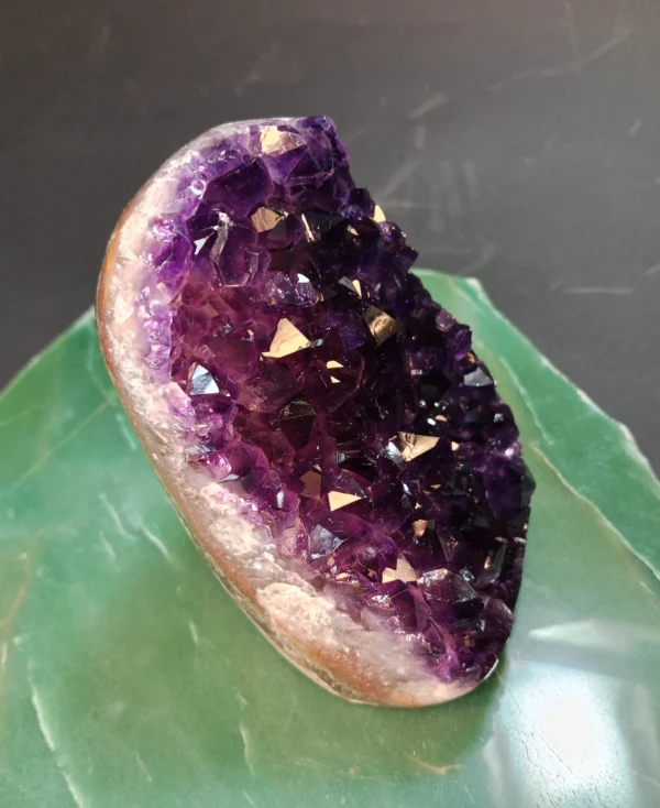 Cristais naturais da Drusa Ametista 805g com brilho intenso e cor violeta.