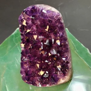 Drusa Ametista natural de 805g com cristais violeta e base polida.