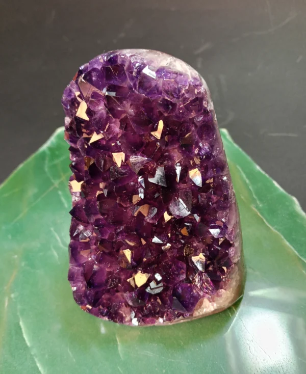 Drusa Ametista natural de 805g com cristais violeta e base polida.