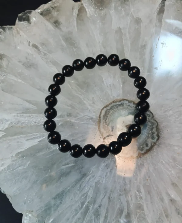 Pulseira de Azeviche natural 8 mm com acabamento polido e superfície lisa.