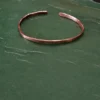 Pulseira de Cobre Lisa regulável vista de cima.