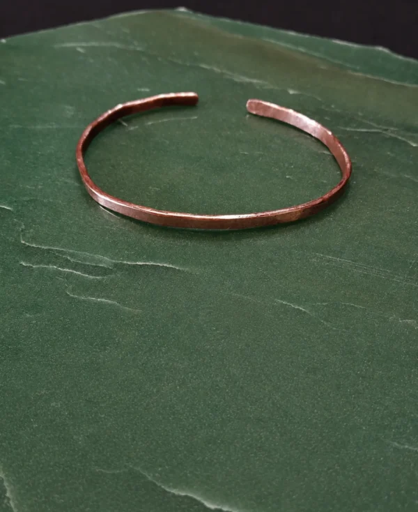 Pulseira de Cobre Lisa regulável vista de cima.