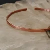 Detalhe da Pulseira de Cobre Lisa com acabamento polido.