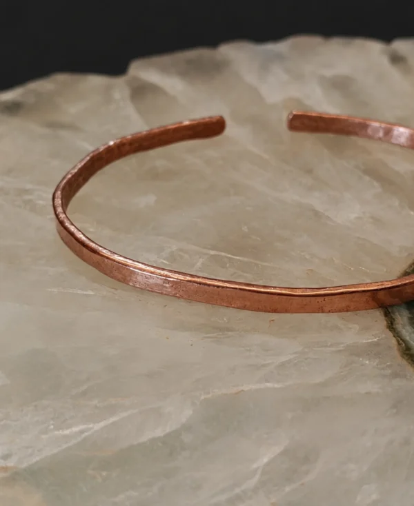 Detalhe da Pulseira de Cobre Lisa com acabamento polido.