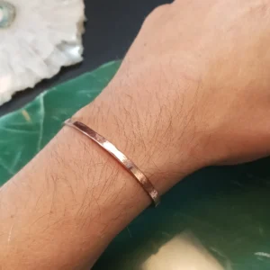 Pulseira de Cobre Lisa ajustável sendo utilizada no pulso.