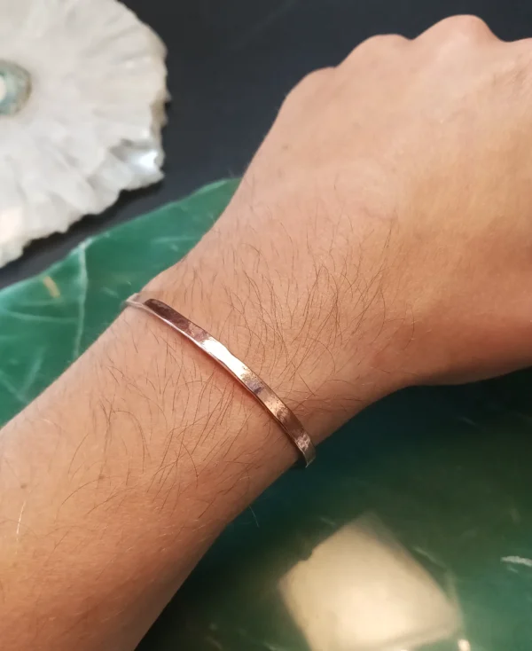 Pulseira de Cobre Lisa ajustável sendo utilizada no pulso.