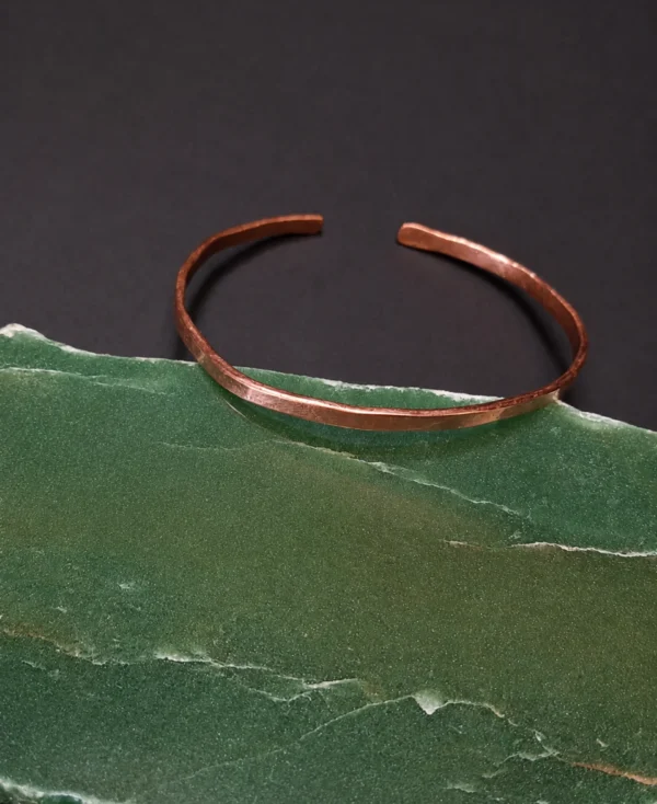 Pulseira de Cobre Lisa ajustável com acabamento polido.