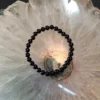 Pulseira azeviche 6mm afastada em chapa de quartzo